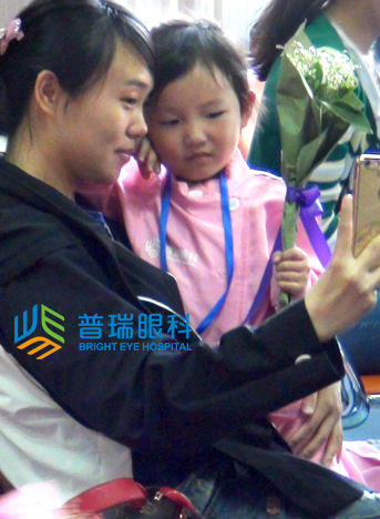 小醫生對媽媽說：媽媽！我愛你