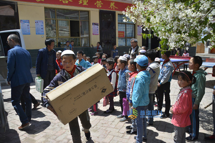 迎六一，高校公益跑愛心小學(xué)義診