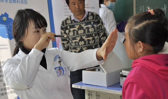 公益暖冬近視防控行走進深山小學