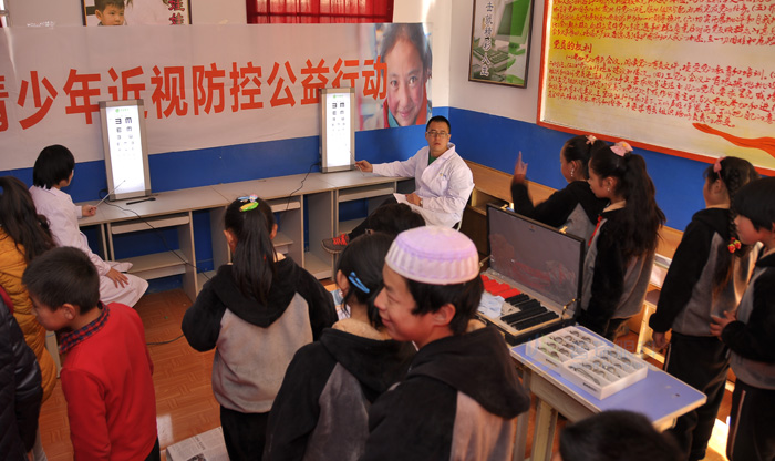 公益暖冬近視防控行走進深山小學