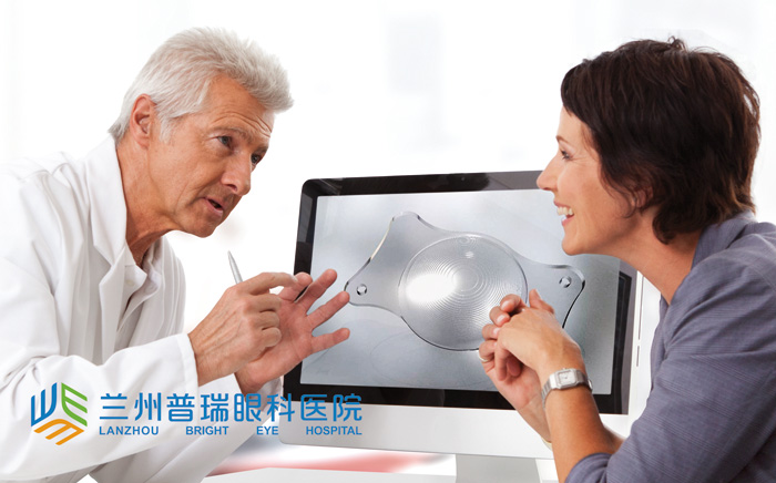 三焦點晶體：看報、打球、看風景視力都很清晰